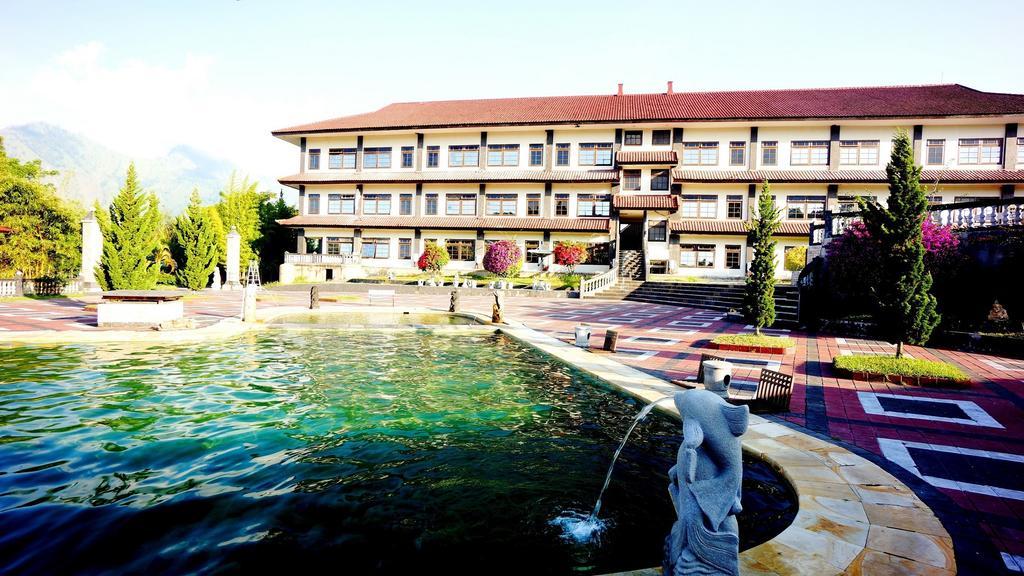 קובו Puri Bening Lake Front Hotel מראה חיצוני תמונה